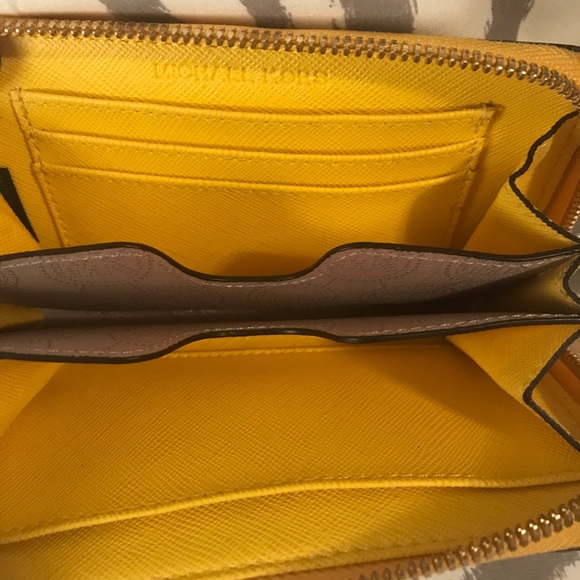 Michael Kors Wristlet/Wallet - Picture 6 of 8